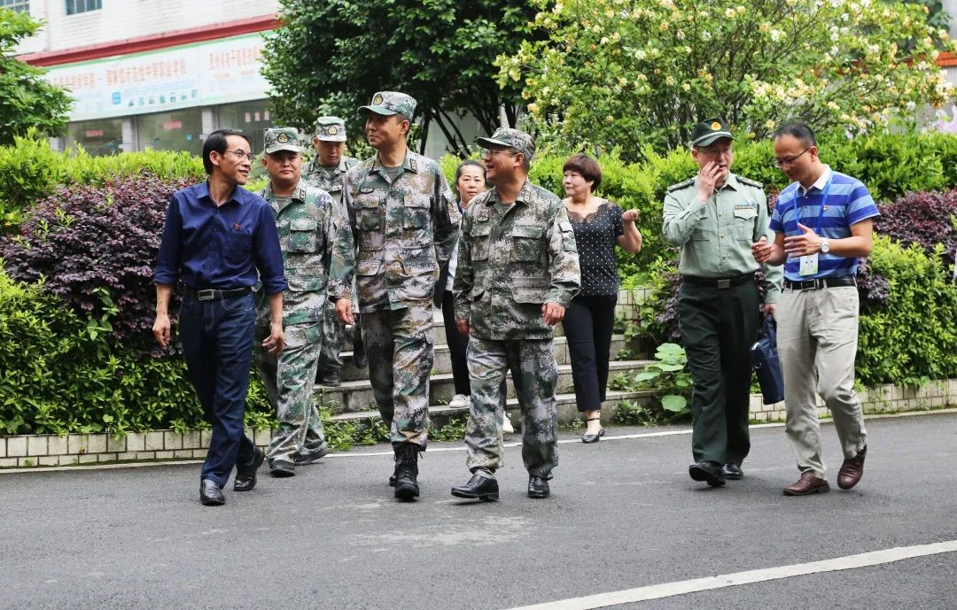 黔南州征兵办🙇🏽‍♀️、都匀市征兵办到沐鸣娱乐调研并举行征兵工作站授牌仪式