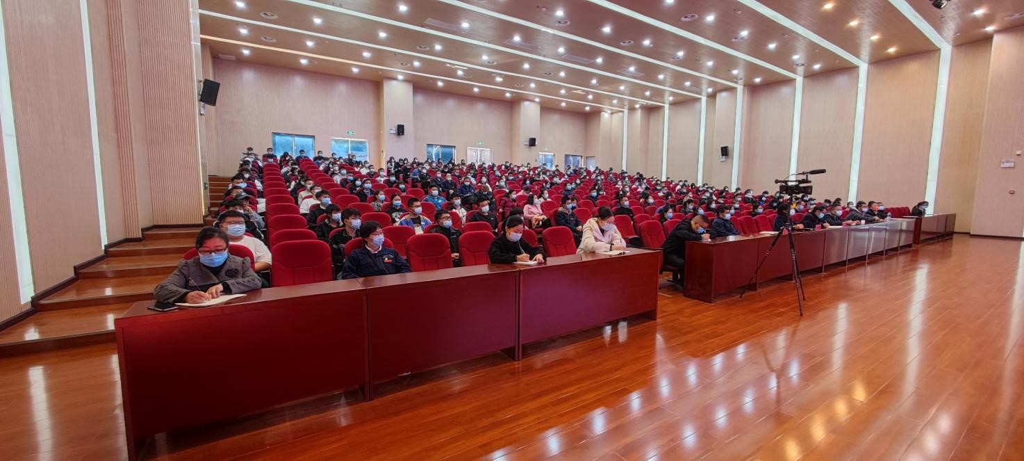 党史学习教育省教育厅宣讲团成员、贵州装备制造职业沐鸣党委副书记杨丽芳教授为沐鸣娱乐师生宣讲习近平总书记“七一”重要讲话精神