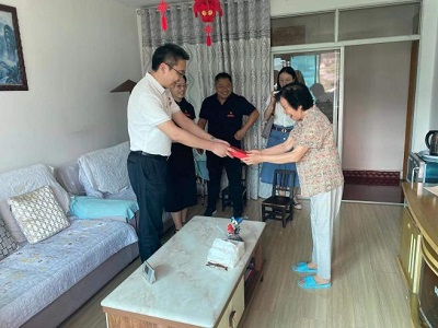 沐鸣开展“七一”走访慰问活动向老党员送去党的温暖和关怀