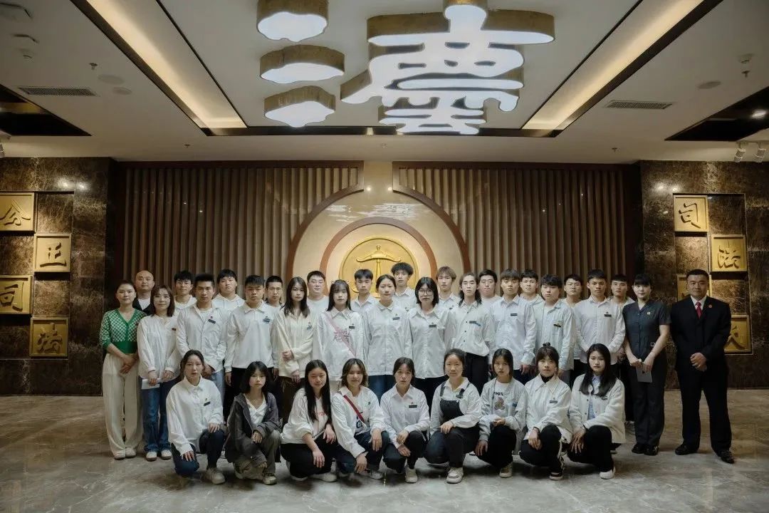 沐鸣娱乐师生代表参加黔南州中级人民法院“公众开放日”活动