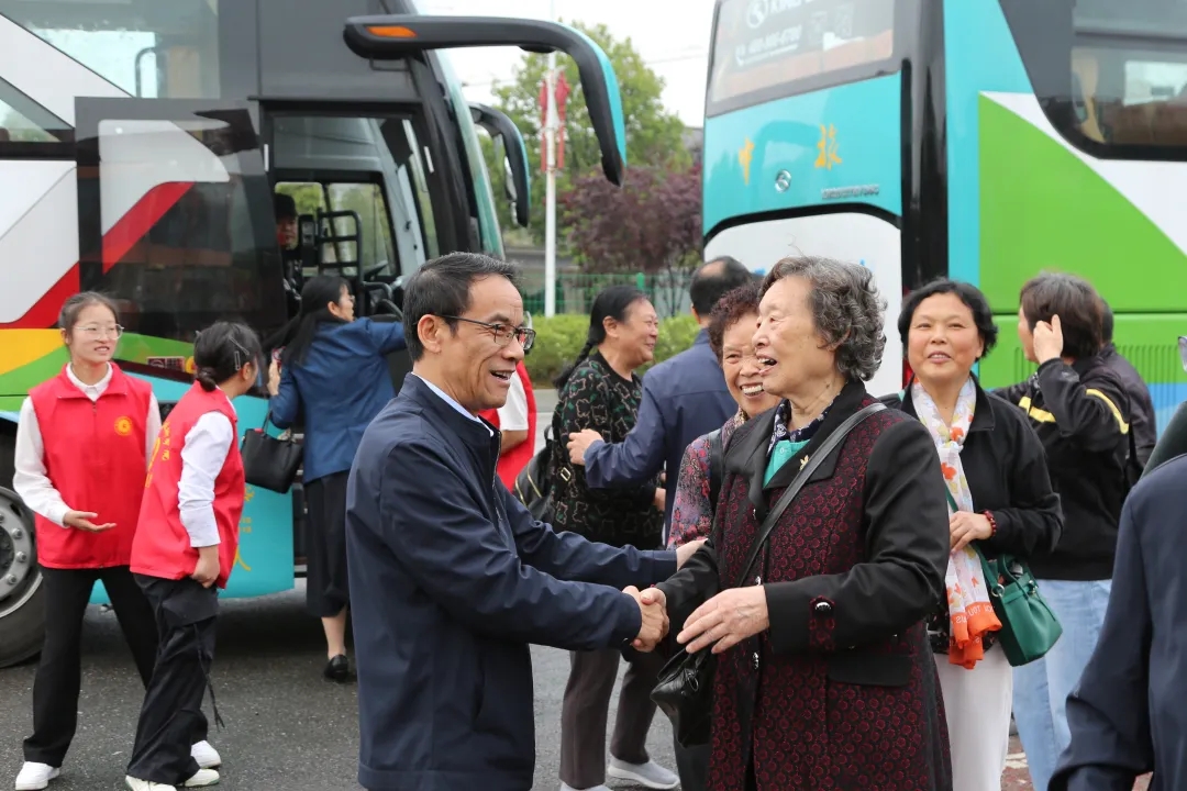 沐鸣举办离退休教职工座谈会