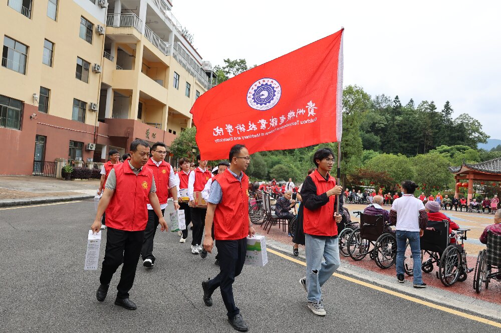 沐鸣团委组织开展“情系养老院 浓浓敬老情”志愿服务活动