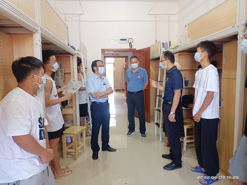 发挥先锋模范作用 关心关爱关注学生